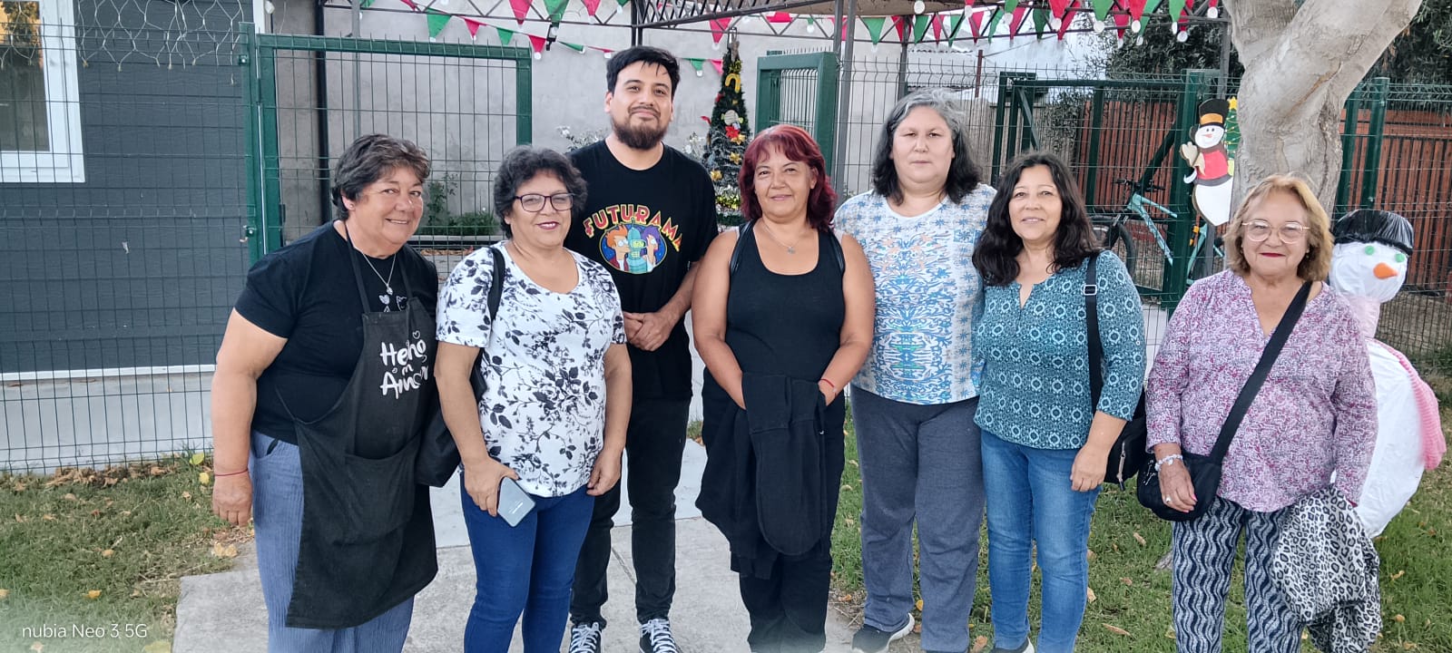 Integrantes de una comunidad reunidas junto al equipo territorial de Red Habitar